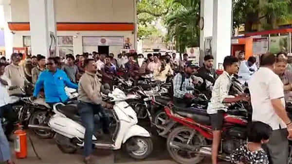 Viral News: అంబేద్కర్ జయంతి కానుక.. రూపాయికే లీటరు పెట్రోల్.. బంకుల వద్ద బారులు తీరిన జనం