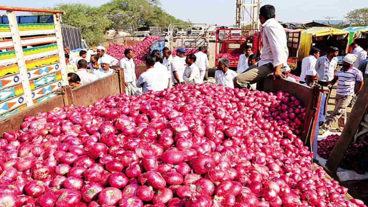 Onion Crop: అకాల వర్షాలతో ఉల్లి పంటకు దెబ్బ.. రూపాయికే కిలో అమ్మి వినూత్న నిరసన..!