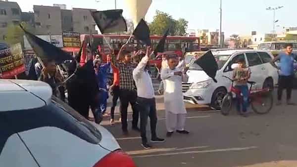 Owaisi Convoy: ఎంపీ అసదుద్దీన్ ఓవైసీకి చేదు అనుభవం.. కాన్వాయ్ని అడ్డుకున్న ఆందోళనకారులు