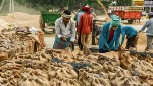 Telangana Paddy Centres: తెలంగాణలో ఊపందుకున్న ధాన్యం కొనుగోళ్లు.. పొరుగు రాష్ట్రాల ధాన్యానికి ‘చెక్’..!