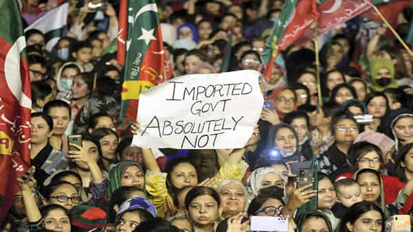 Pakistan: కొత్త ప్రభుత్వం కొలువు దీరినా పాక్లో చల్లారని మంటలు.. సైన్యానికి, ప్రధానికి వ్యతిరేకంగా ఇమ్రాన్ మద్దతుదారుల ఆందోళనలు..