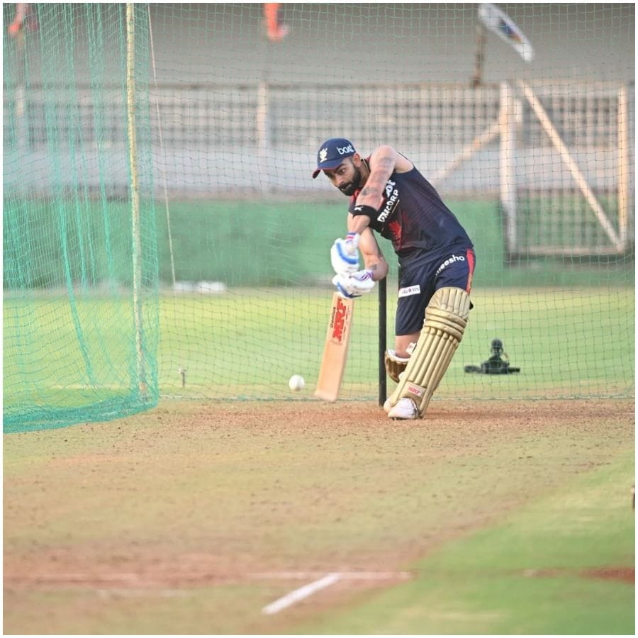 ఈ జాబితాలో విరాట్ కోహ్లీ 28 హాఫ్ సెంచరీలతో మూడో స్థానంలో ఉన్నాడు. AB డివిలియర్స్ 26 అర్ధ సెంచరీలతో నాలుగో స్థానంలో ఉన్నాడు.