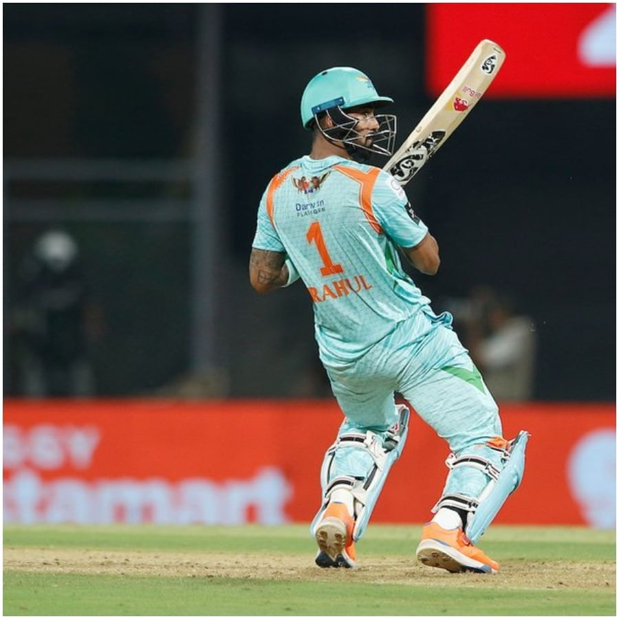 సన్రైజర్స్ హైదరాబాద్ జరిగిన మ్యాచ్ లో లక్నో సూపర్ జెయింట్స్ కెప్టెన్ కేఎల్ రాహుల్ సూపర్బ్ హాఫ్ సెంచరీ సాధించాడు. కేవలం 50 బంతుల్లో 6 ఫోర్లు, 1 సిక్స్తో 68 పరుగులు చేసి జట్టుకు భారీస్కోరు అందించాడు. తద్వారా గత ఆరేళ్లలో 30 ఐపీఎల్ అర్ధ సెంచరీలు సాధించిన ఆటగాడిగా డేవిడ్ వార్నర్ రికార్డును బద్దలు కొట్టాడు.