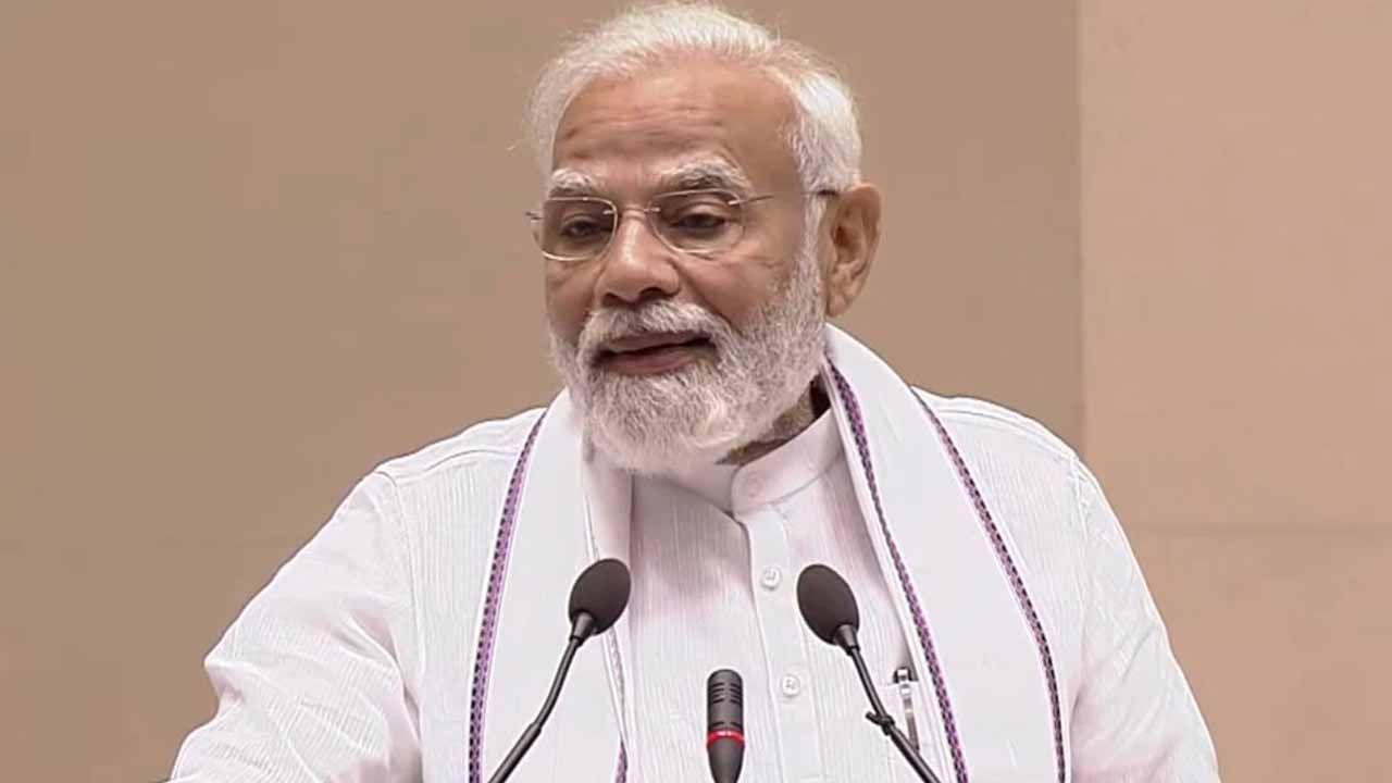 PM Narendra Modi: ప్రజా భాషలోనే న్యాయం అందాలి.. కోర్టుల్లో స్థానిక భాషలను ప్రోత్సహించండి: ప్రధాని మోడీ