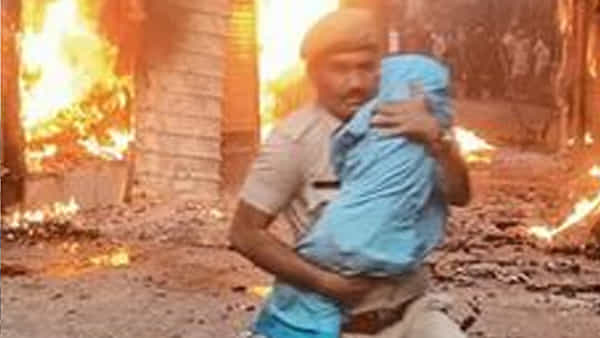 Rajasthan Police: శభాష్ పోలీస్.. ఆపద సమయంలో తెగువ.. మంటల్లో చిక్కుకుని చిన్నారిని కాపాడిన కానిస్టేబుల్..