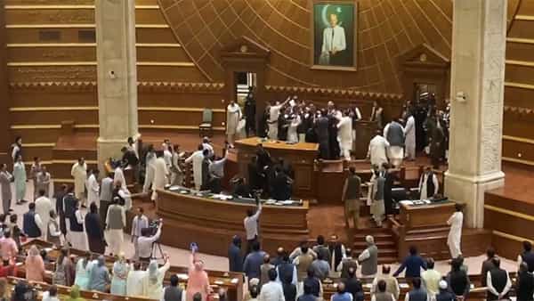 Pakistan: పంజాబ్ డిప్యూటీ స్పీకర్ను చెప్పుతో కొట్టి.. జుట్టు పట్టుకుని ఈడ్చేసిన పీటీఐ ఎమ్మెల్యేలు!