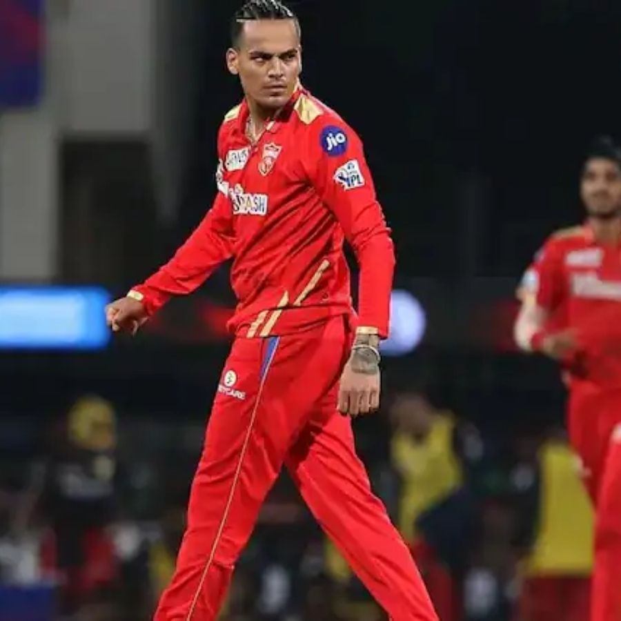 పంజాబ్ కింగ్స్ స్పిన్నర్ రాహుల్ చాహర్ రెండు పరుగులు ఇవ్వడంలో ముందంజలో ఉన్నాడు. రాహుల్ మొత్తం 19 సార్లు రెండు పరుగులు ఇచ్చాడు.