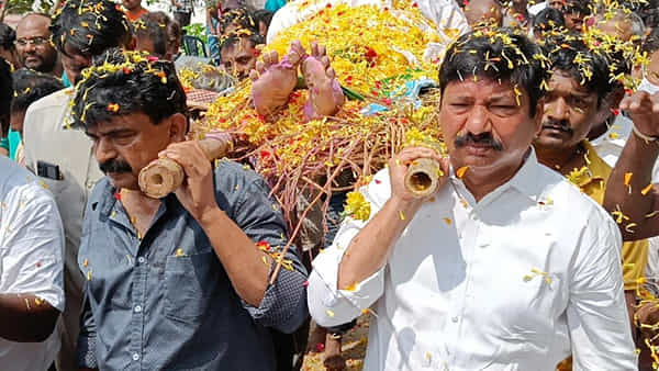 AP: సర్పంచ్ బండి రమేష్ పాడే మోసిన మంత్రులు.. కుటుంబ సభ్యులకు ఓదార్పు..
