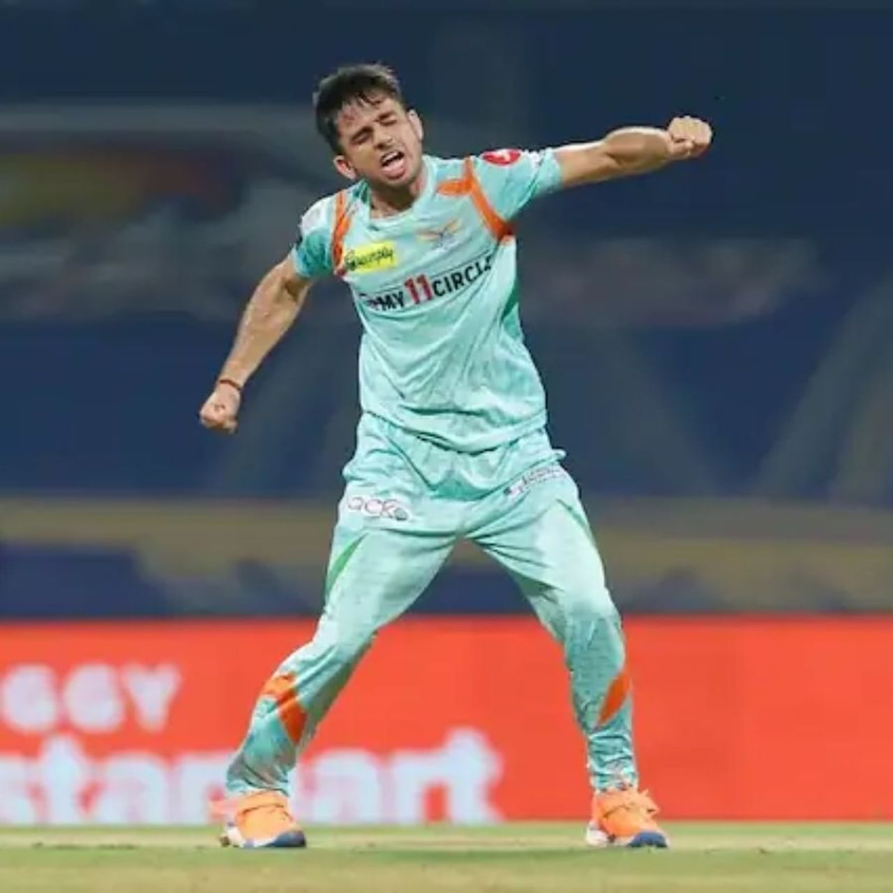 లక్నో సూపర్ జెయింట్స్ స్పిన్నర్ రవి బిష్ణోయ్ ఈ సీజన్లో ఇప్పటి వరకు 77 సింగిల్స్ ఇచ్చాడు. బిష్ణోయ్ తన బంతుల్లో అత్యధిక పరుగులు ఇచ్చిన బౌలర్గా నిలిచాడు.