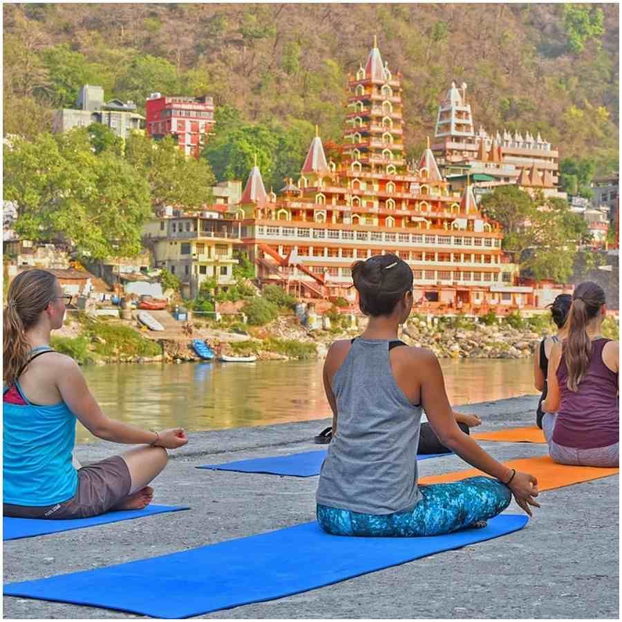 రిషికేశ్: సాహసాలను ఇష్టపడే వారికి రిషికేశ్ సూపర్‌గా సెట్‌ అవుతుంది. ఆధ్యాత్మికతతో సంబంధం ఉన్న వ్యక్తులకు ఇది మంచి ప్రదేశం. మతపరమైన ప్రదేశాల నుంచి యోగా కేంద్రాలు, రాఫ్టింగ్, అనేక ఇతర సాహస కార్యకలాపాలను మీరు ఇక్కడ ఆస్వాదించవచ్చు. రిషికేశ్‌ను భారతదేశ యోగా రాజధాని అని కూడా పిలుస్తారు.