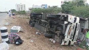 Road Accident: మిర్యాలగూడలో ప్రైవేటు బస్సు బోల్తా.. 10 మందికి గాయాలు.. బాపట్ల వెళ్తుండగా..