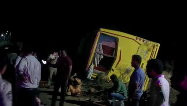 AP News: ప్రైవేట్ ట్రావెల్స్ బస్సు బోల్తా.. 10 మందికి తీవ్ర గాయాలు.. ముగ్గురు పరిస్థితి..