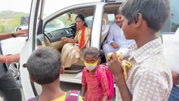 Sabita Indrareddy: కాన్వాయ్ అపి కరుణ చూపిన సబితమ్మ.. కాళ్లకు చెప్పులు లేకుండా ఎండలో వెళ్తున్న విద్యార్థులకు చేయూత..