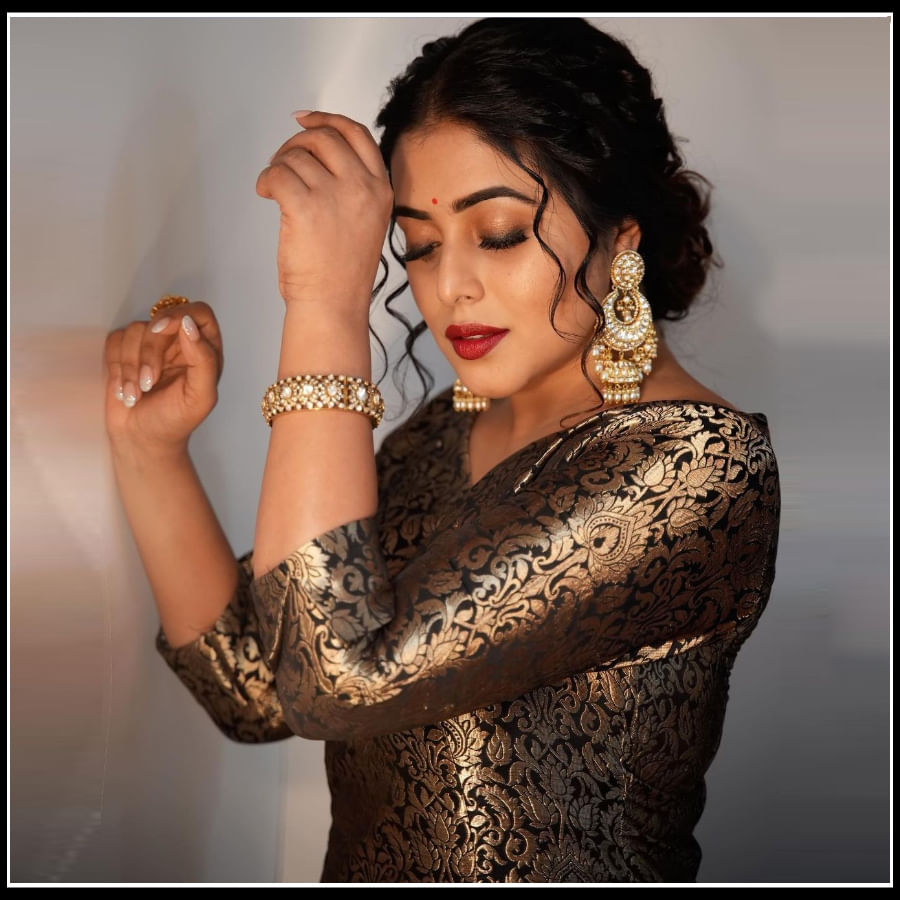 పూర్ణ అందాలకు ఫిదా అవ్వని వారు ఎవరైనా ఉంటారా అనేలా మెరిసిపోతున్న