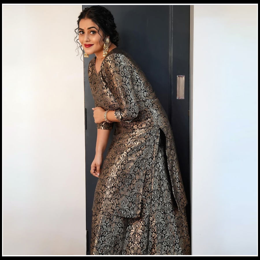 పూర్ణ అందాలకు ఫిదా అవ్వని వారు ఎవరైనా ఉంటారా అనేలా మెరిసిపోతున్న