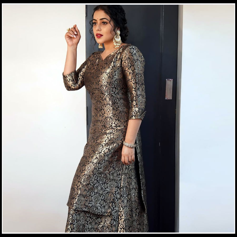 పూర్ణ అందాలకు ఫిదా అవ్వని వారు ఎవరైనా ఉంటారా అనేలా మెరిసిపోతున్న