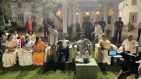 Sharad Pawar: ఢిల్లీలో శరద్ పవార్ విందు రాజకీయం.. మహారాష్ట్ర ఎమ్మెల్యేలు, సంజయ్ రౌత్, గడ్కరీ సైతం హాజరు!