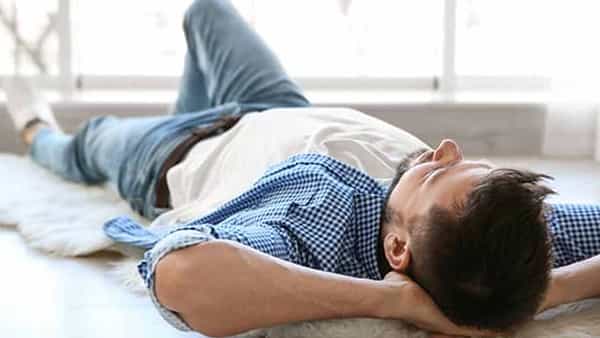 Health Tips: నేలపై పడుకోవడం వల్ల అనేక ప్రయోజనాలు.. ఈ సమస్యలకి చక్కటి పరిష్కారం..!