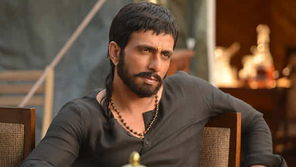 Sonusood: సోనూసూద్ క్రేజ్ ఇదే.. ఆచార్య థియేటర్ల ముందు రియల్ హీరో భారీ కటౌట్.. పాలాభిషేకం..