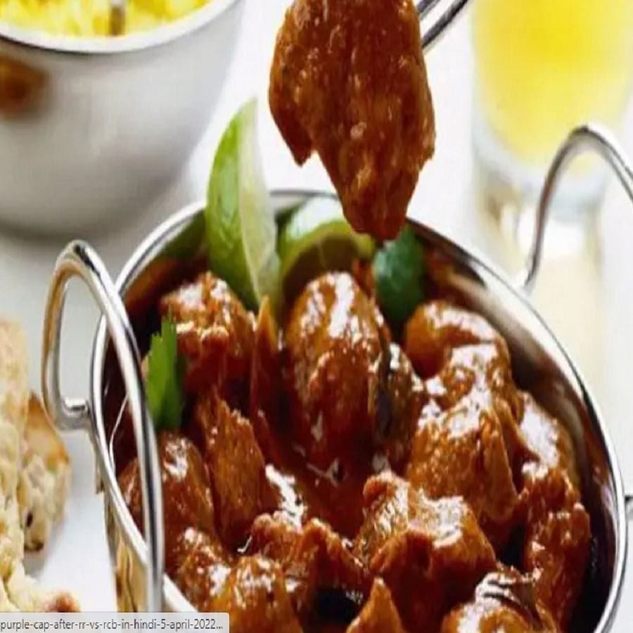 మసాలా పదార్థాలు: మామిడి పండ్లను తిన్న వెంటనే స్పైసీ ఫుడ్స్ తినకూడదు. నిపుణుల అభిప్రాయం ప్రకారం, ఇది కడుపులో గ్యాస్ లేదా అసిడిటీకి కారణం కావచ్చు. అదేవిధంగా చర్మంపై దురుద, మంటను కూడా కలిగిస్తాయి.  