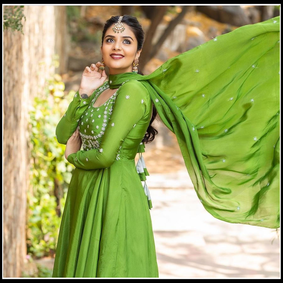 Sreemukhi:ఒంపు సొంపుల వయ్యారాలతో బబ్లీ బ్యూటీ యాంకర్ శ్రీముఖి..