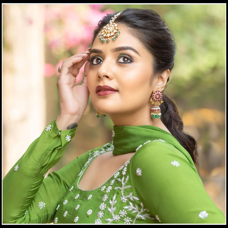 Sreemukhi:ఒంపు సొంపుల వయ్యారాలతో బబ్లీ బ్యూటీ యాంకర్ శ్రీముఖి..