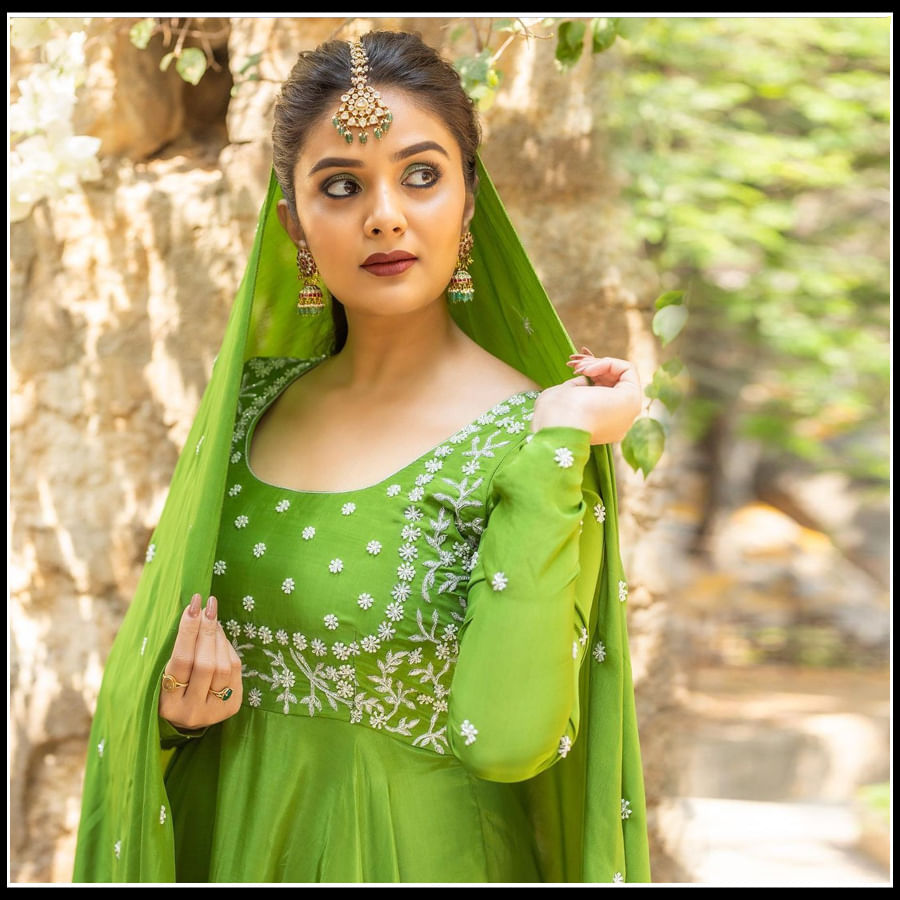 Sreemukhi:ఒంపు సొంపుల వయ్యారాలతో బబ్లీ బ్యూటీ యాంకర్ శ్రీముఖి..