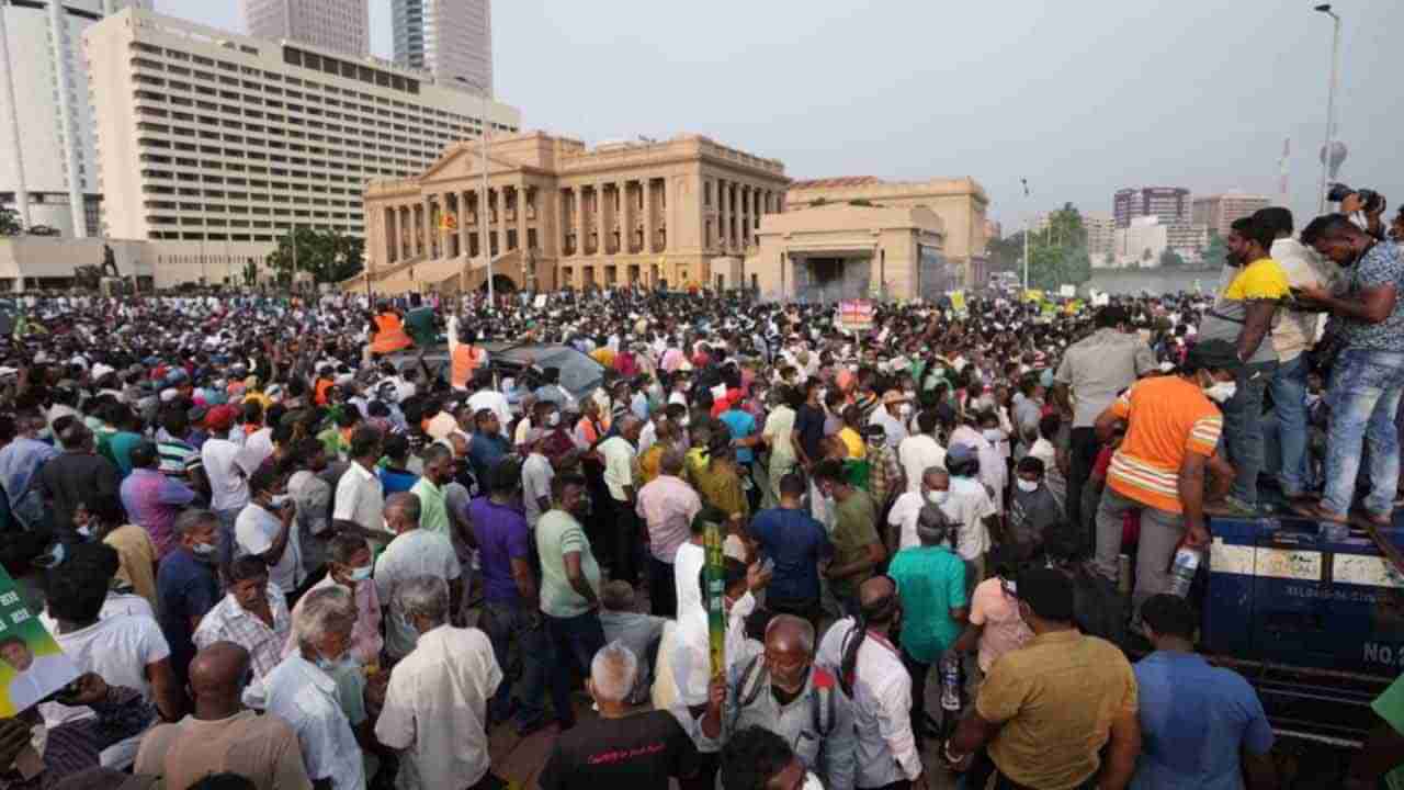 Srilanka Protest: శ్రీలంకలో పాలకులపై జనం తిరుగుబాటు.. ఆందోళనకారులపై ఉక్కుపాదం మోపిన సైన్యం