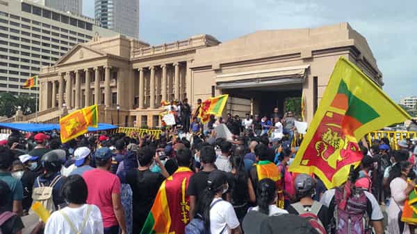 Sri Lanka: ద్వీపదేశంలో ముదురుతున్న సంక్షోభం.. ప్రతిపక్ష నేతపై ఆందోళనకారుల దాడి