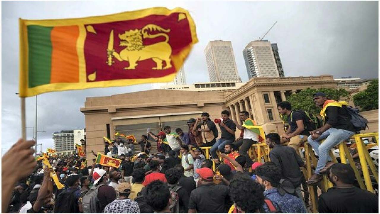 Sri Lanka Crisis: పోలీసుల కాల్పుల్లో ఇద్దరు మృతి.. లంకలో కొనసాగుతున్న ఆందోళనలు..