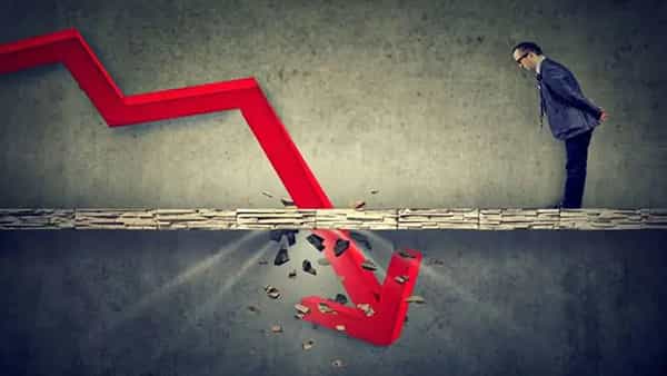 Stock Market: వారాంతంలో మార్కెట్ల బేజారు.. మళ్లీ నష్టాల్లోకి కీలక సూచీలు.. ఎందుకంటే..