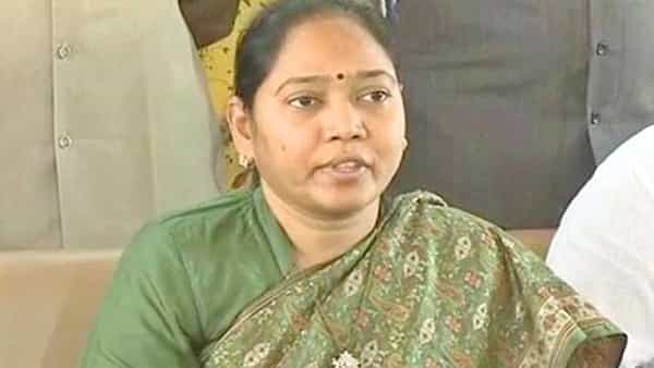 Mekathoti Sucharita: అలక వీడిన మాజీ హోంమంత్రి.. ఏ లేఖ రాసినా రాజీనామానే అవుతుందా?: సుచరిత