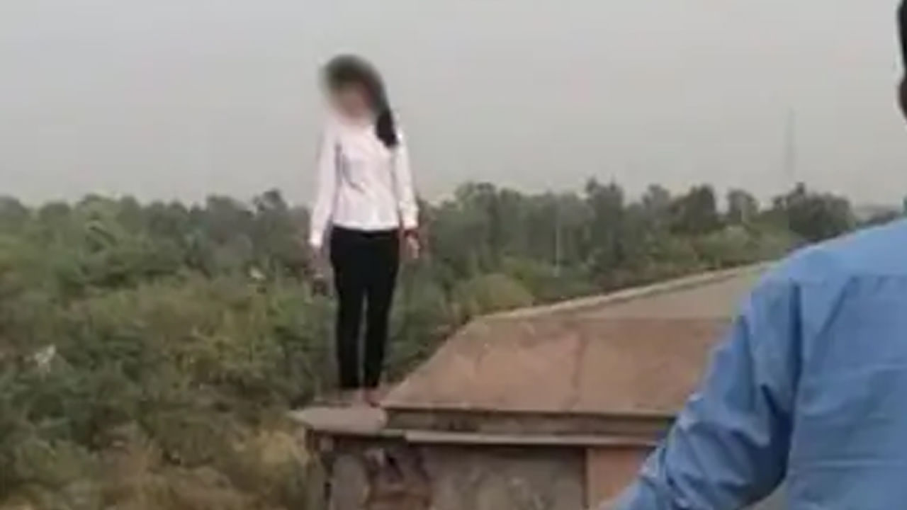 Viral Video: మెట్రోస్టేషన్ పై నుంచి దూకిన బాలిక.. చాకచక్యంగా రక్షించిన సిబ్బంది