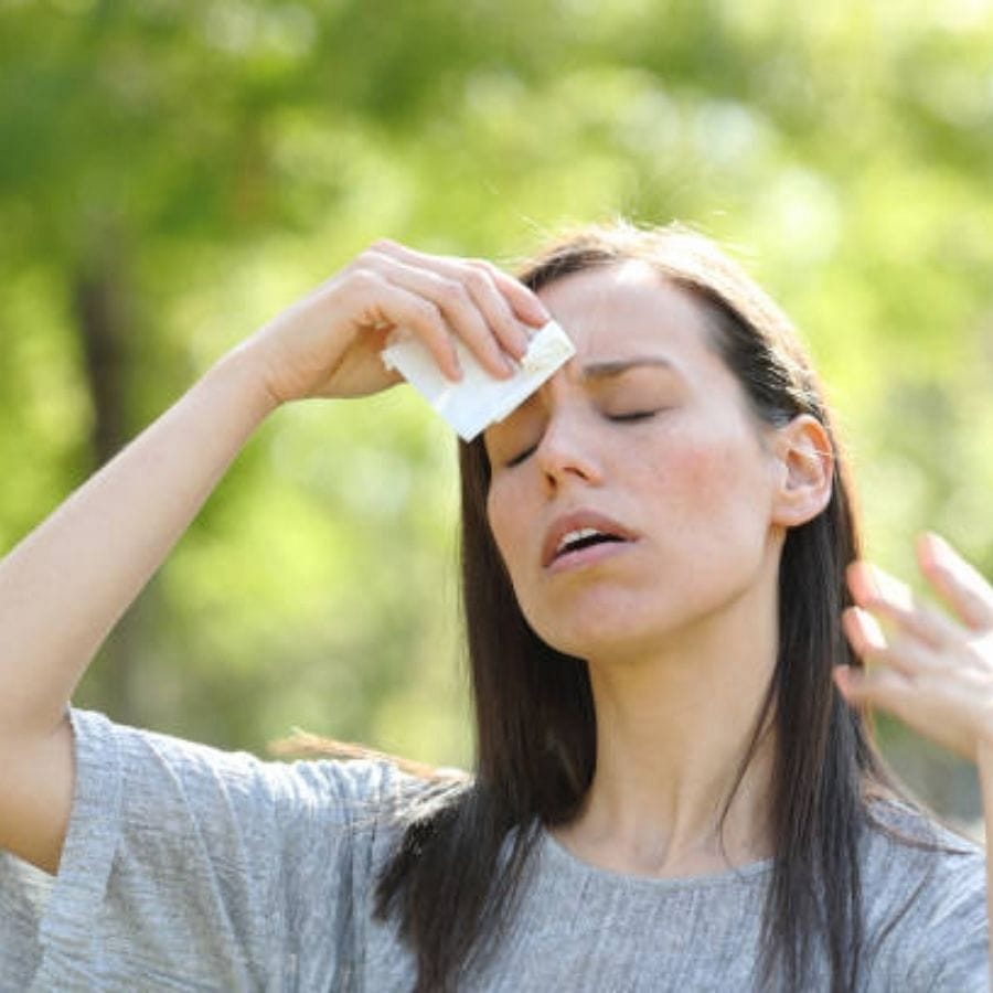  వేసవిలో  చర్మం అత్యంత దారుణమైన పరిస్థితిని ఎదుర్కోంటుంది. చెమట, వేడి వాతావరణంలో అధిక సూర్యరశ్మి చర్మ సమస్యలను కలిగిస్తుంది. చర్మం దద్దుర్లు, దద్దుర్లు సమస్యలు. కాబట్టి ఎప్పుడూ సన్‌స్క్రీన్‌ని వాడండి.