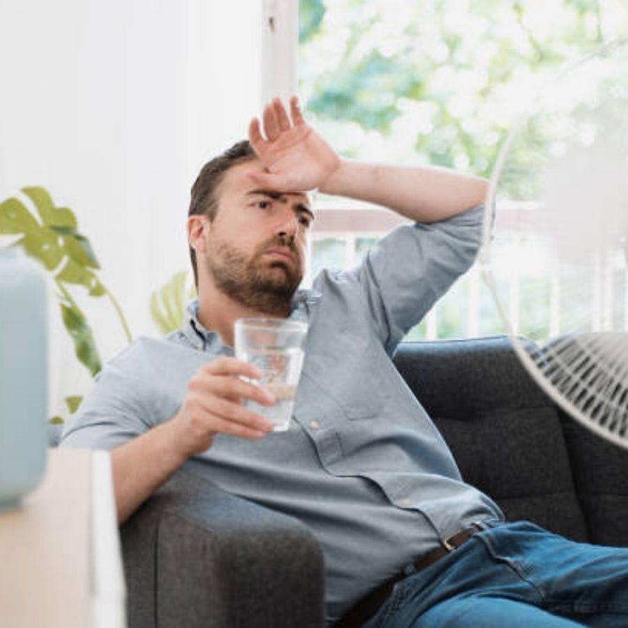  విపరీతమైన వేడిలో శరీర ఉష్ణోగ్రత పెరుగుతుంది. ఈ సమయంలో మన గుండె వేగంగా కొట్టుకుంటుంది, రక్తాన్ని పంప్ చేయడం చాలా కష్టమవుతుంది. దీంతో చర్మంపై చెమట ఏర్పడుతుంది. దీంతో శరీరం నల్లగా మారుతుంది. శరీరం చల్లబరచలేకపోతే, అది గుండెతో సహా శరీరంలోని ఇతర భాగాలపై పడి వాటిని దెబ్బతీస్తుంది. అప్పుడు హీట్ స్ట్రోక్ వచ్చే అవకాశం ఉంటుంది. 