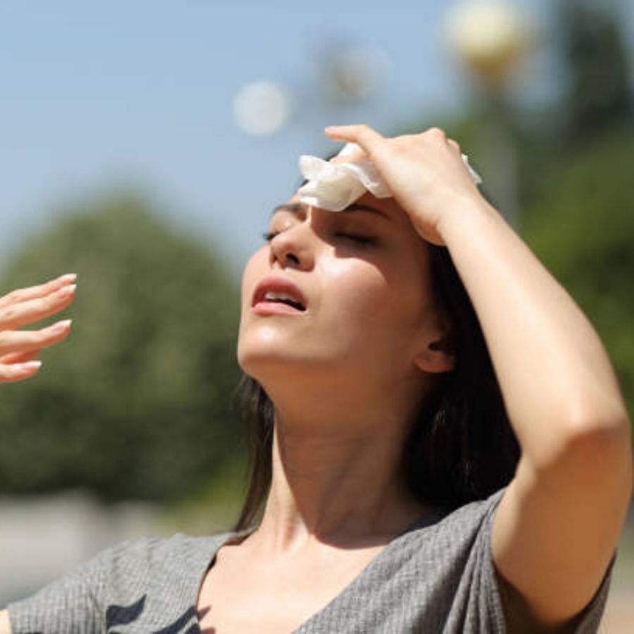  మన దేశంలో రోజు రోజుకీ ఎండలు పెరిగిపోతున్నాయి.. చెమటలు పట్టడం, వేడి పాచెస్, అప్పుడప్పుడు తక్కువ రక్తపోటు ఇలాంటి సమస్యలు వేధిస్తుంటాయి. ఈ వేసవి నుండి మిమ్మల్ని మీరు కాపాడుకోవాలంటే ఈ జాగ్రత్తలు పాటించాలి. 