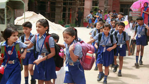 Summer Holidays: తెలంగాణ విద్యార్థులకు గుడ్న్యూస్.. రేపటి నుంచి వేసవి సెలవులు.. ఎప్పటి వరకు అంటే..