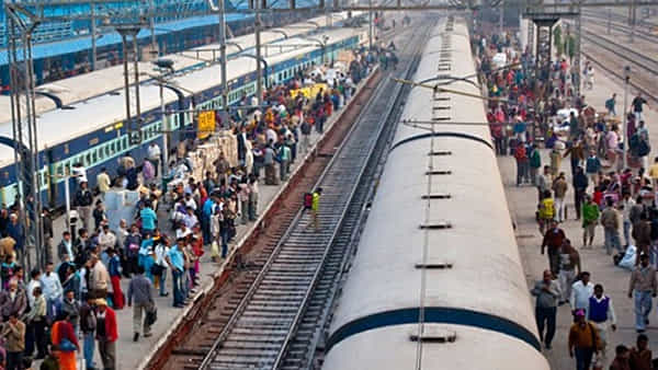 Trains: వేసవి రద్దీతో కిటకిటలాడుతున్న రైళ్లు.. ప్రయాణికులకు సరిపడా ట్రైన్స్ లేక ఇబ్బందులు