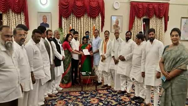 T Congress: వరివార్ను ఉధృతం చేసిన టీ కాంగ్రెస్.. సెపరేట్ రూట్గా కాదు.. ఒక్కటిగా రాజ్భవన్ గడప తొక్కిన కాంగ్రెస్ నేతలు