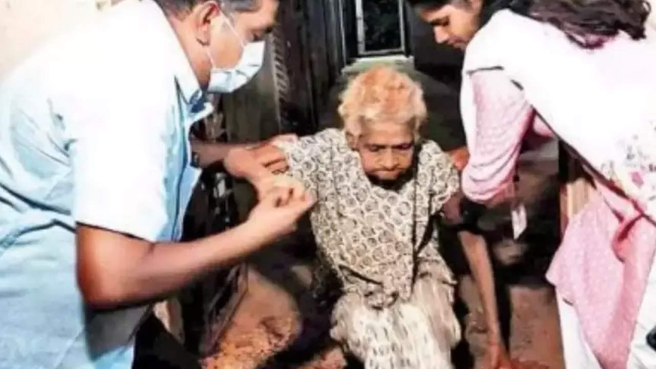 Humanity: కొడుకులిద్దరూ ప్రభుత్వం ఉద్యోగులే.. అయినా తల్లి భారం.. గత 10 ఏళ్లుగా ఇంట్లో బంధించి బిస్కట్లే ఆహారంగా ఇచ్చిన తనయులు