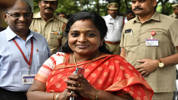 Governor Delhi Tour: మళ్లీ ఢిల్లీకి వెళ్లిన గవర్నర్ తమిళిసై.. రేపు మరోసారి ప్రధాని మోదీ, అమిత్ షాతో భేటీకి ఛాన్స్!