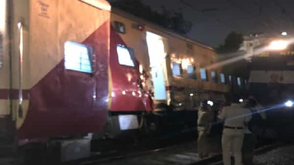 Train Accident: రైలు ప్రమాదం.. ఒకే ట్రాక్పై రెండు రైళ్లు ఢీః.. భారీ శబ్ధం..!