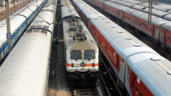 Special Trains: రైల్వే ప్రయాణికులకు అలెర్ట్.. వేసవి సెలవుల్లో మరిన్ని స్పెషల్ రైళ్లు.. పూర్తి వివరాలివే..