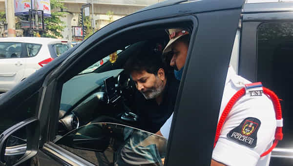 Hyderabad Traffic Police: దర్శకుడు త్రివిక్రమ్ కారు తనిఖీ.. జరిమానా విధించిన పోలీసులు
