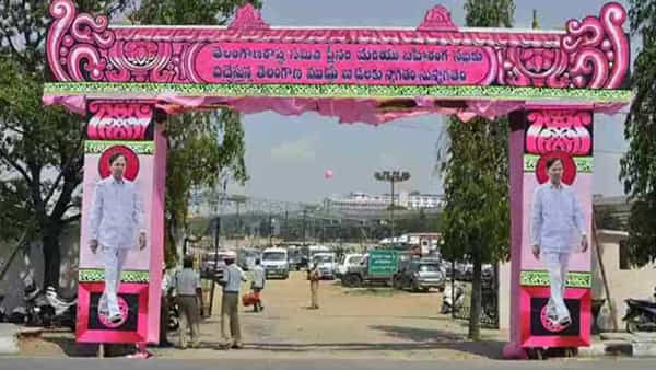 TRS Plenary: గులాబీ మయమైన హైదరాబాద్.. పార్టీ అధ్యక్షులు కేసీఆర్ స్వాగత ఉపన్యాసం