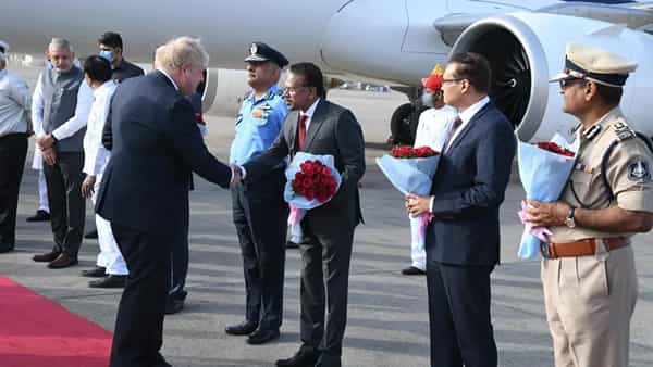 UK PM Johnson: భారత్కు చేరుకున్న బ్రిటన్ ప్రధాని జాన్సన్.. రేపు ప్రధాని మోడీతో సమావేశం