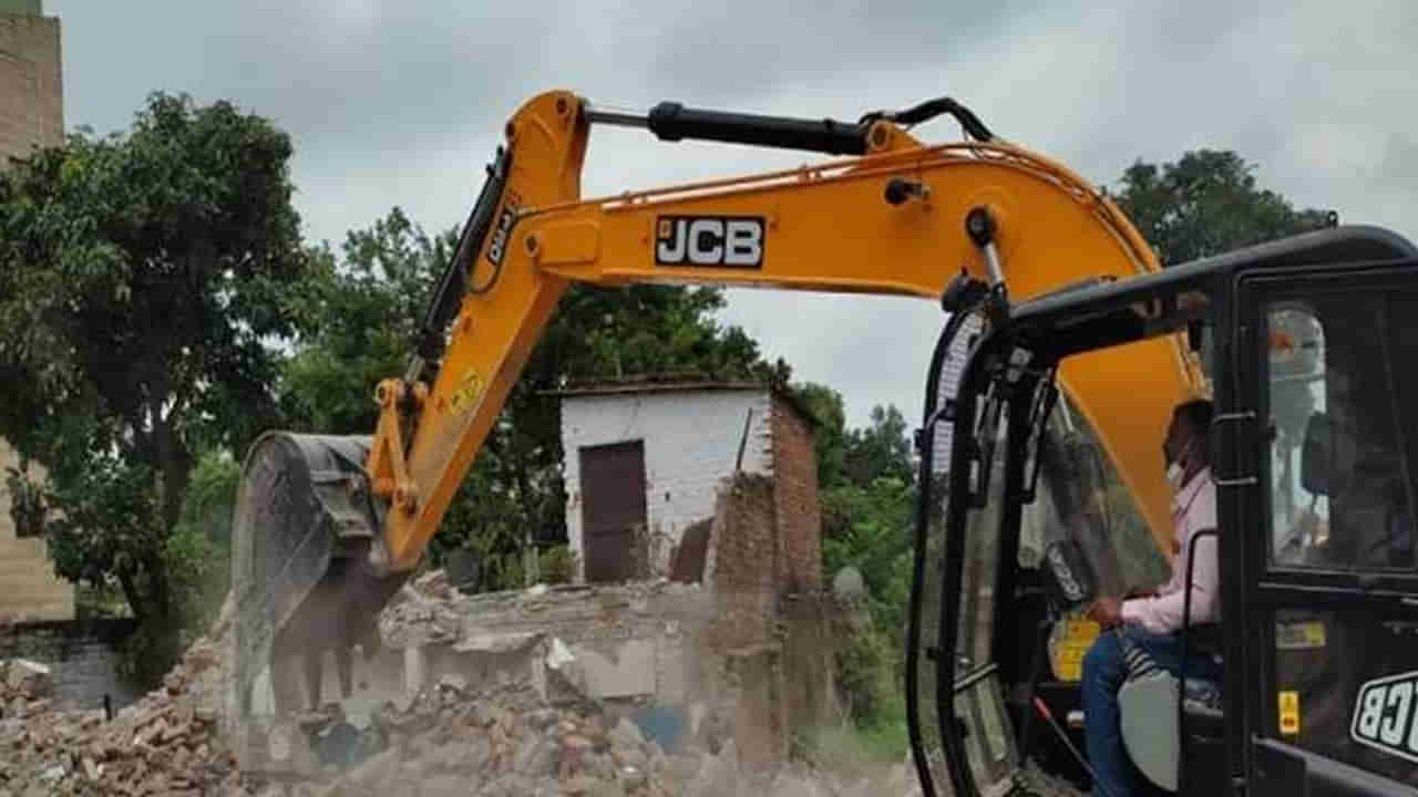 House Demolish: నా ఇల్లు అక్రమంగా కట్టిందే.. కూల్చేయండి ప్రభుత్వానికి పౌరుడు వినతి ఎక్కడో తెలుసా..