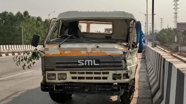 AP: వ్యాన్ బోల్తా.. పరుగులు తీసిన డ్రైవర్.. పోలీసులు తికమక.. స్పాట్లో చెక్ చేయగా
