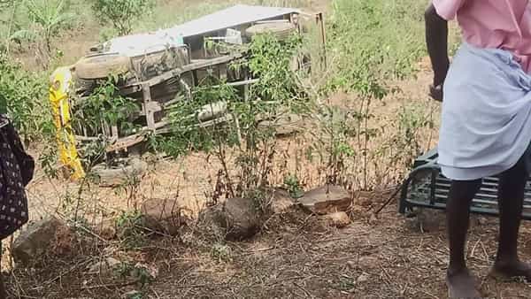 Road Accident: తమిళనాడులో ఘోర రోడ్డు ప్రమాదం.. లోయలో పడ్డ వ్యాన్.. 11 మంది మృతి..