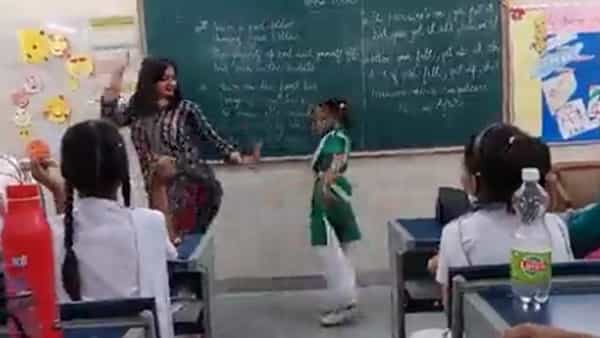 Viral Video: టీచర్కు డ్యాన్స్ నేర్పే గురువుగా మారిన విద్యార్థి.. క్లాస్ రూమ్లో టీచర్ స్టూడెంట్స్ సందడే సందడి